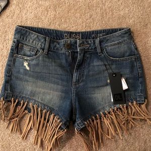 DL1061 frayed denim shorts